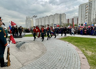 Профактив Москвы возложил цветы к монументу Героям-автомобилистам