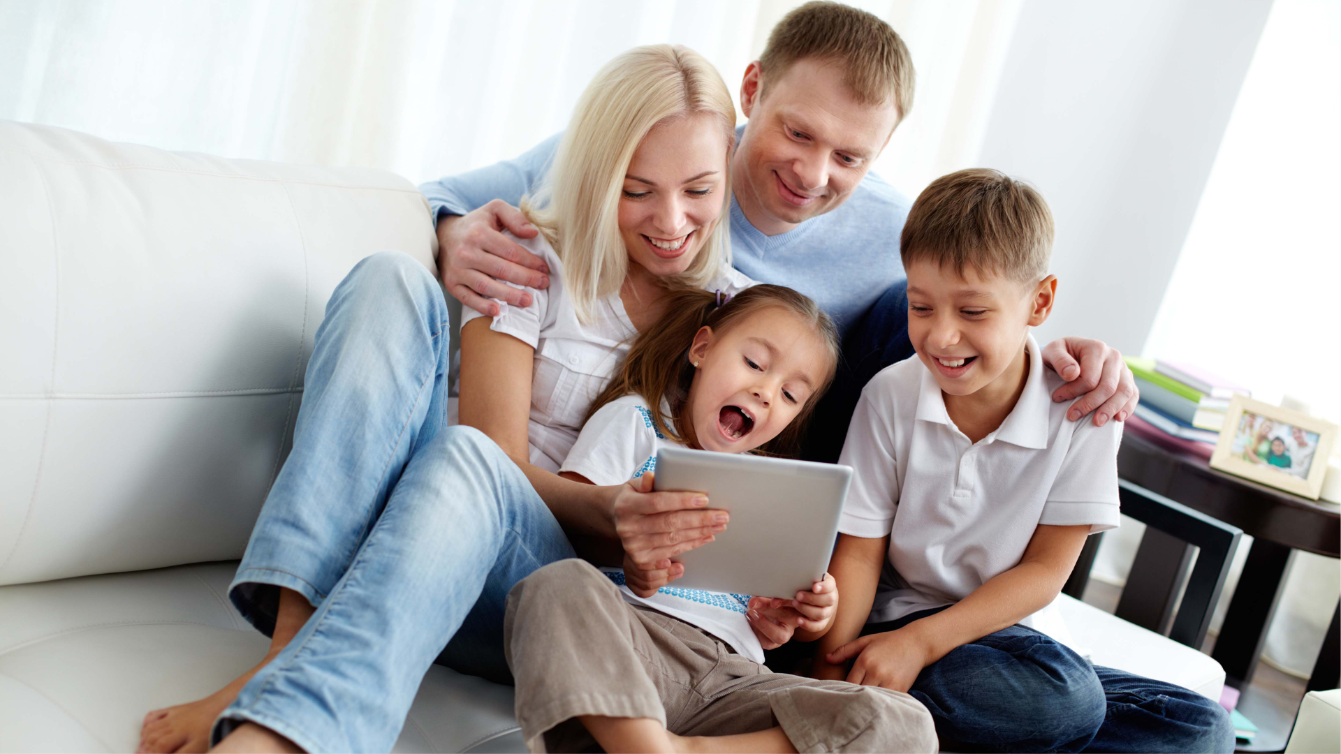 Выбор 7 читать. Счастливая семья на диване. Родители и дети. Ребенок в семье. Семья с ноутбуком.