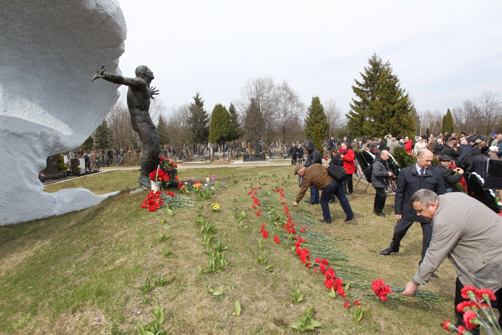 Митинское кладбище. Митинское кладбище ликвидаторы ЧАЭС. Пожарные Чернобыльской АЭС Митинское кладбище. Митинское кладбище чернобыльцы. Митинское кладбище чернобыльцы могилы.