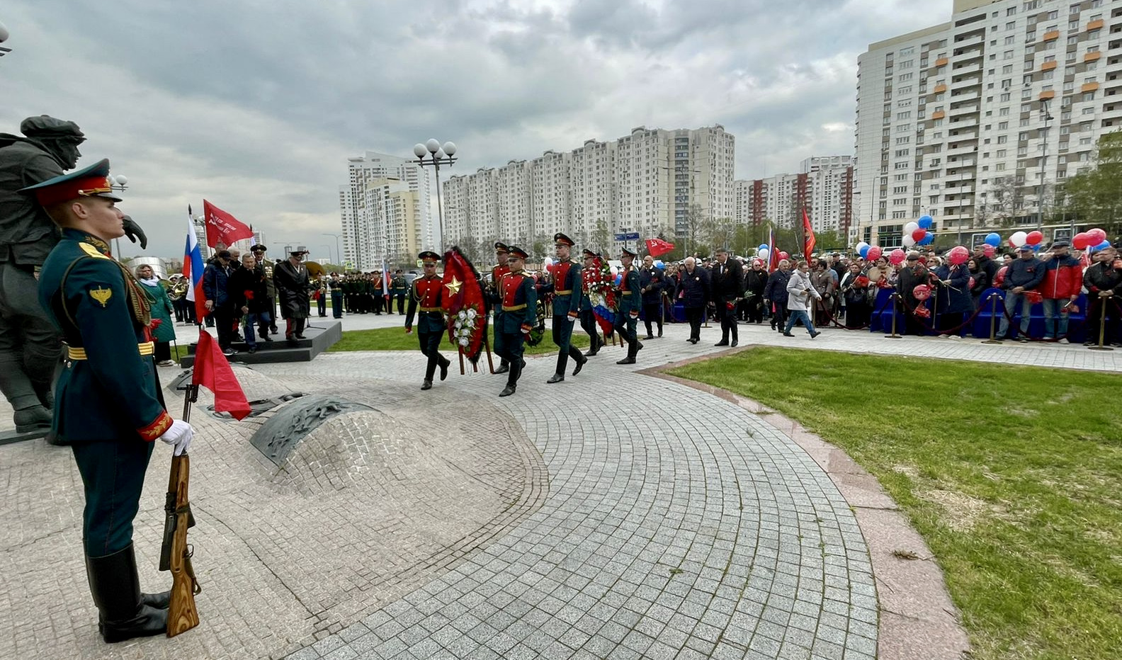 Профактив Москвы возложил цветы к монументу Героям-автомобилистам thumbnail