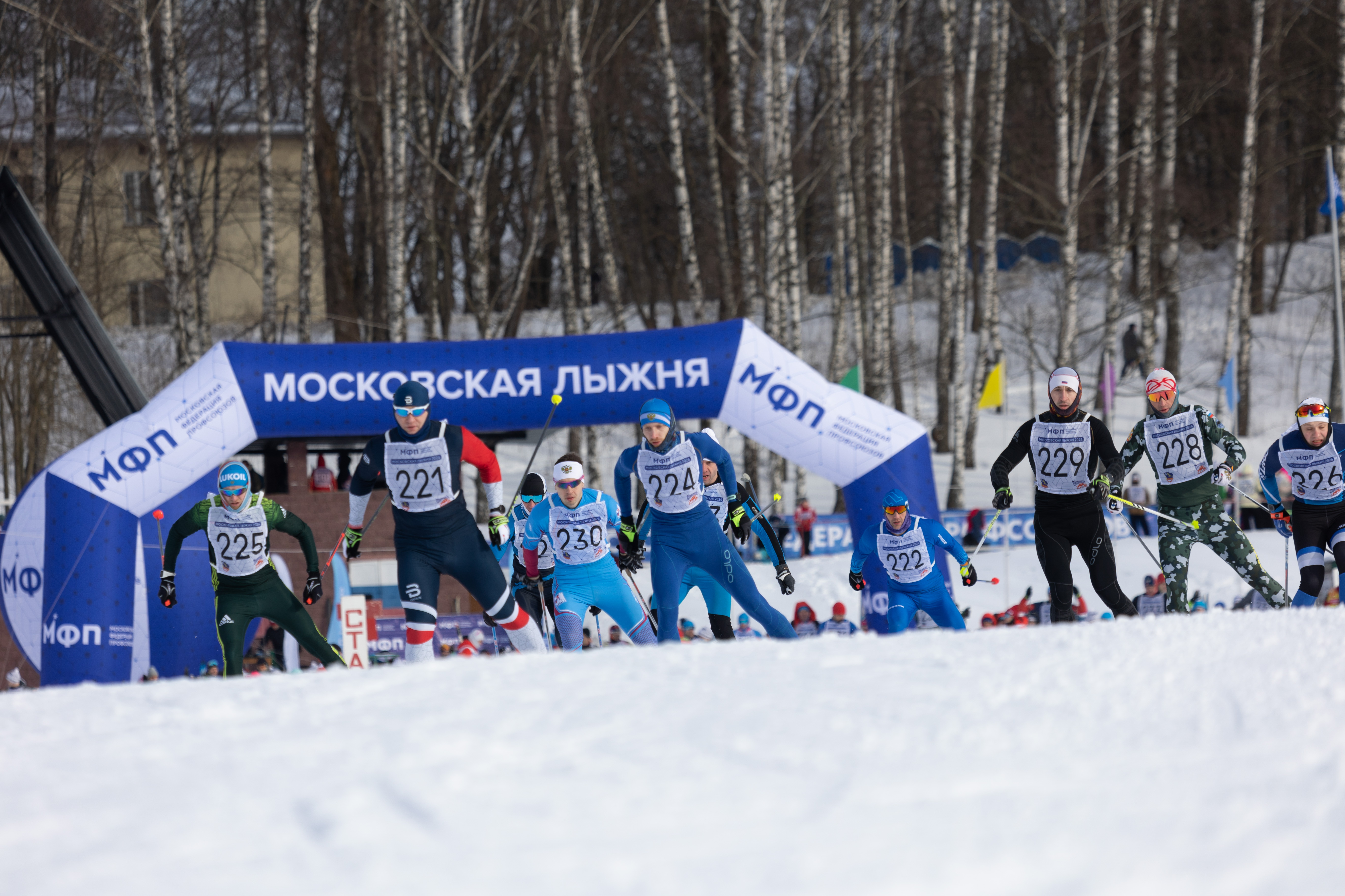 Две тысячи человек пробежали «Московскую лыжню» thumbnail