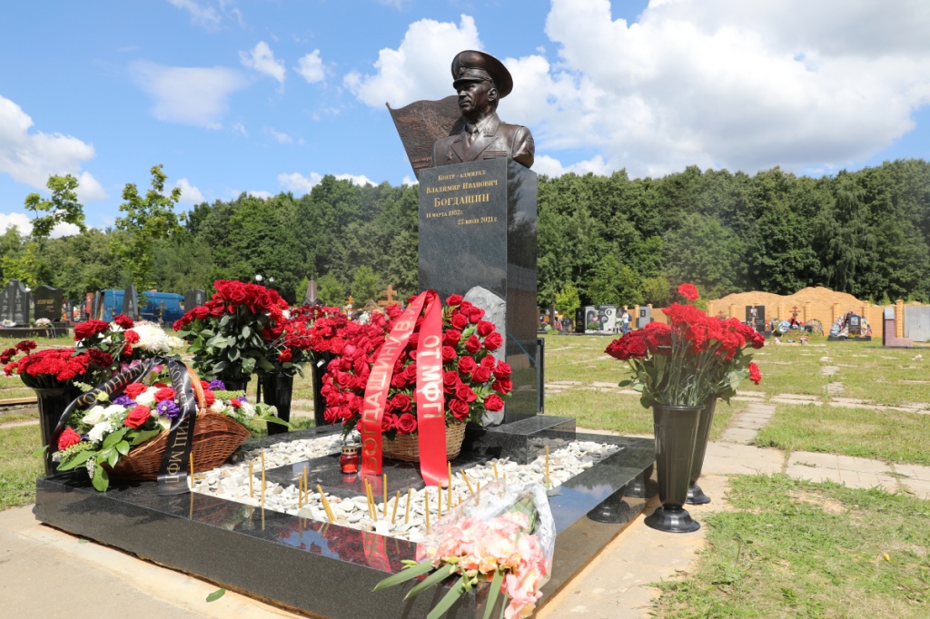Памятники на троекуровском кладбище знаменитых людей фото