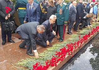 Председатель МФП Михаил Антонцев возложил цветы к Могиле неизвестного солдата 