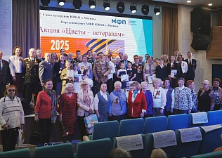 Москвичи вручили цветы ветеранам в рамках одноименной акции