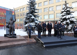 Торжественное открытие монумента памяти автозаводцев, защищавших страну в годы Великой Отечественной войны