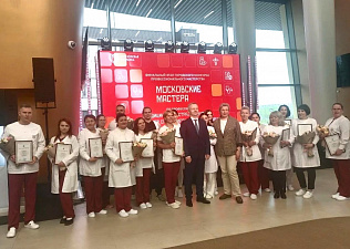 В столице наградили лучших медсестер, акушерок и фельдшеров скорой помощи