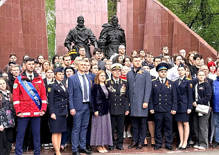 Профсоюзы ЮВАО возложили цветы к монументу «Рабочий и солдат» в Лефортове