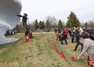 На Митинском кладбище почтили память жертв аварии на Чернобыльской АЭС