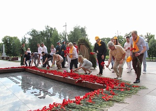 В День памяти и скорби представители Молодежного совета МФП возложили цветы к Могиле неизвестного солдата