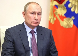 Путин поручил выплатить медикам двойные надбавки за работу с COVID-пациентами 