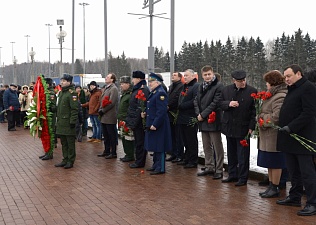 В Зеленограде прошло торжественное возложение венков и цветов к Монументу Славы